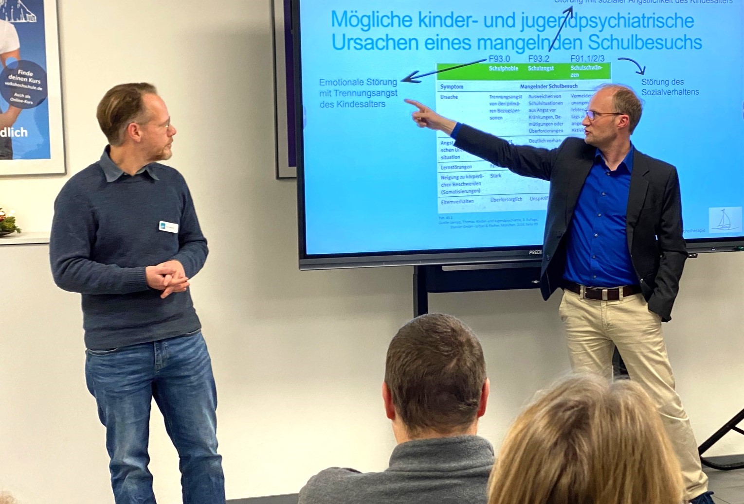 Unsere Kollegiatinnen Meike Rau und Lara Stauvermann stellen ihre Promotionsprojekte vor. Bild: VHS Hatten + Wardenburg