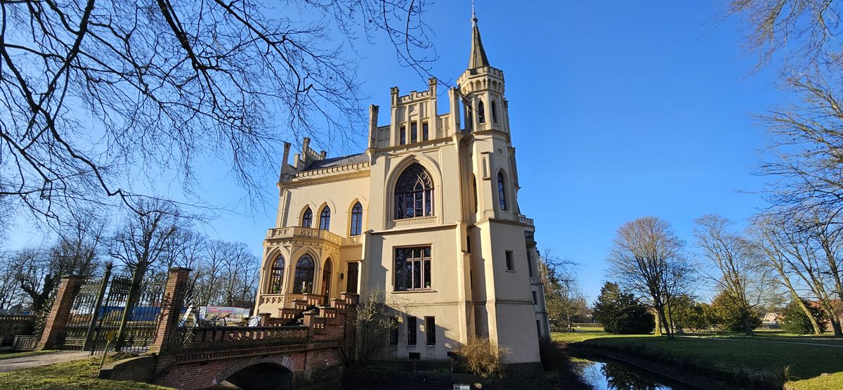Evenburg Palace in Leer (East Frisia, north-west Germany) as an extracurricular historical learning location
