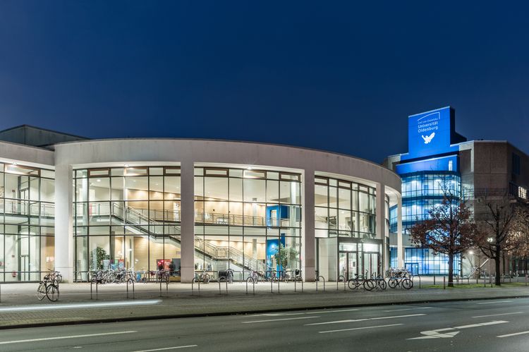 Hörsaalzentrum der Universität Oldenburg bei Nacht