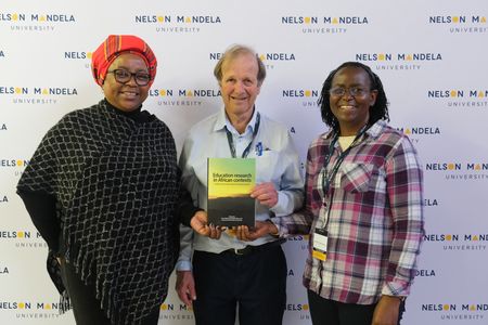Prof Mathabo Khau, Prof Paul Webb und Prof Proscovia Namubiru präsentieren das CERM-ESA Buch mit Beiträgen von süd- und ostafrikanischen CERM-ESA Stipendiat*innen Prof Mathabo Khau, Prof Paul Webb und Prof Proscovia Namubiru präsentieren das CERM-ESA Buch mit Beiträgen von süd- und ostafrikanischen CERM-ESA Stipendiat*innen