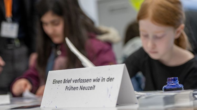 Writing a letter as in the early modern period (KinderCampus, 4.2024)