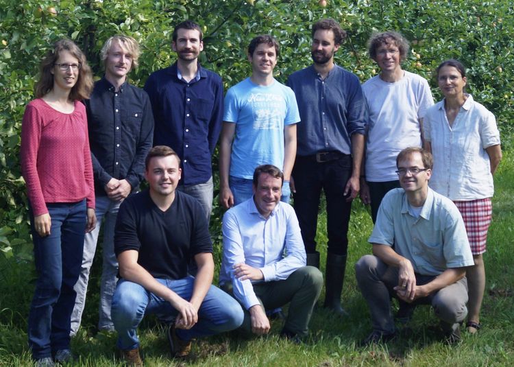 Projekttreffen 2017 auf dem Bioland - Obstbetrieb "Das Apfelschiff" in Hollingstedt Gruppenfoto Projekttreffen 2017 auf dem Bioland - Obstbetrieb "Das Apfelschiff" in Hollingstedt