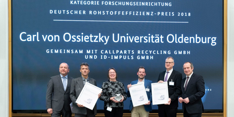 Parlamentarischer Staatssekretär Oliver Wittke und BGR-Präsident Prof. Dr. Ralph Watzel zeichnen Cascade Use mit dem Deutschen Rohstoffeffizienz-Preis 2018 aus. Photo © BGR_BILDKRAFTWERK_Peter-Paul Weiler