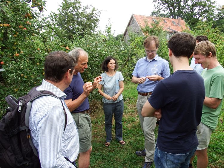 Exkursion ins Arboretum in Bielefeld 2019 Exkursion ins Arboretum in Bielefeld 2019 (Gruppe steht zwischen Apfelbäumen und lauscht einem Vortrag)
