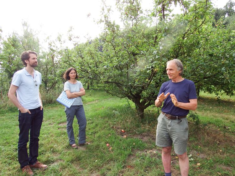 Exkursion ins Arboretum nach Bielefeld im Jahr 2019 Exkursion ins Arboretum nach Bielefeld im Jahr 2019 (Gruppe steht zwischen Apfelbäumen und lauscht einem Vortrag)