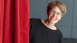 Foto: Universität Oldenburg Anna Langenbruch hinter Vorhang