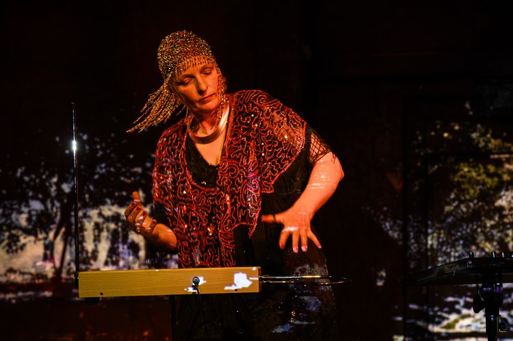 Donna Maya, Theremin