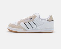 Abbildung eines aktuellen Sneakers der Marke Adidas, seitliche Ansicht, der Schuh ist sauber und ungetragen