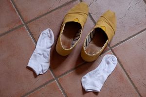 Foto von Socken die jeweils neben dem dazugehörigen Schuh liegen