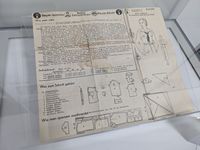Das zweite Objekt TO182. Ein etwa A3 großes Papier mit vielen Knickfalten. Auf der Vorderseite sind bildiche und schriftliche Anleitungen zur Anfertigung einer BDM Uniform. Auf der Rückseite befindet sich das Schnittmuster.