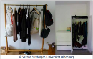 Foto einer Kleiderstange mit ca. 10 textilen Stücken