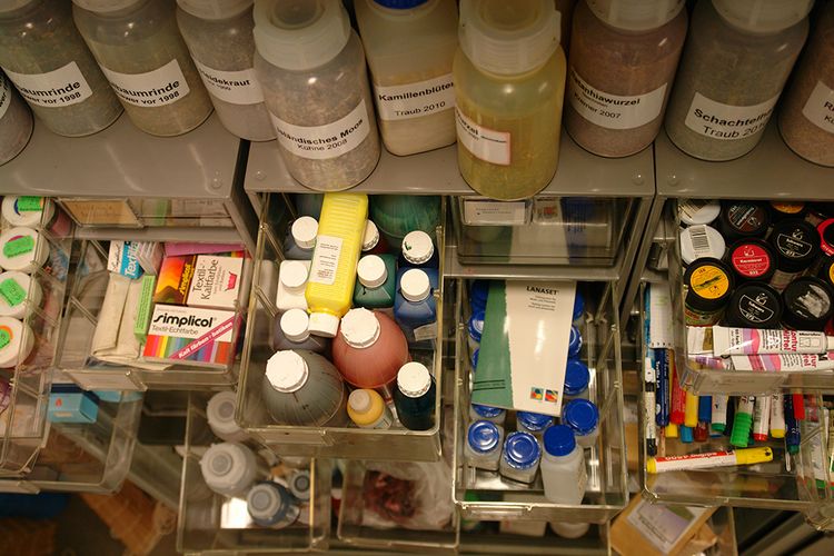 Ein Schrank voll Faerbemitteln