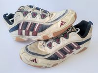 Die Schuhe aus der Sammlung, wie sie im Text beschrieben werden. Die Schuhe haben Flecken und sind abgenutzt