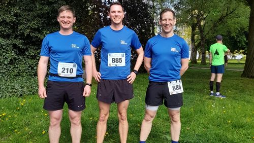 Hatten auch in diesem Jahr Spaß beim Lauf für den guten Zweck: Matthias Friebe, Dr. Lars Wöhlbrand und Dr. Marvin Dörries [v.l.; Foto: privat].