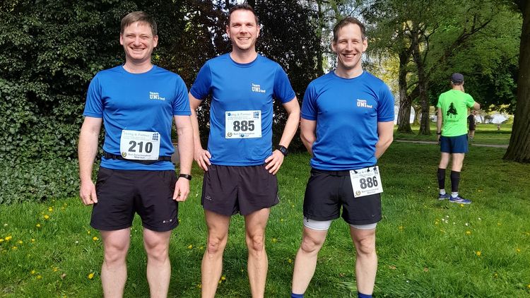 Hatten auch in diesem Jahr Spaß beim Lauf für den guten Zweck: Matthias Friebe, Dr. Lars Wöhlbrand und Dr. Marvin Dörries [v.l.; Foto: privat].
