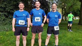 Hatten auch in diesem Jahr Spaß beim Lauf für den guten Zweck: Matthias Friebe, Dr. Lars Wöhlbrand und Dr. Marvin Dörries [v.l.; Foto: privat].