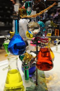 Festliche Dekoration "das Chemistree" vereint Elemente des Periodensytsems mit dem traditionellen Weihnachtsbaum und dient als festliche Dekoration, aber auch als lehrreiche und kreative Präsentation des Fachs Chemie.