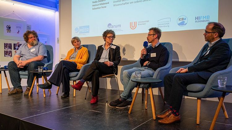 Hochrangig besetzt: Das Podium bestand aus Helmut Hillebrand, Direktor des HIFBM der Universität Oldenburg, Nadja Ziebarth, Leiterin des BUND Meeresschutzbüros, Moderatorin Maike Rademaker  sowie Sebastian Ferse vom Leibniz-Zentrum für Marine Tropenforschung und Sebastian Unger, Meeresschutzbeauftragter der Bundesregierung. Foto: MARUM – Zentrum für Marine Umweltwissenschaften, Universität Bremen; V.Diekamp