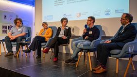 Hochrangig besetzt: Das Podium bestand aus Helmut Hillebrand, Direktor des HIFBM der Universität Oldenburg, Nadja Ziebarth, Leiterin des BUND Meeresschutzbüros, Moderatorin Maike Rademaker  sowie Sebastian Ferse vom Leibniz-Zentrum für Marine Tropenforschung und Sebastian Unger, Meeresschutzbeauftragter der Bundesregierung. Foto: MARUM – Zentrum für Marine Umweltwissenschaften, Universität Bremen; V.Diekamp