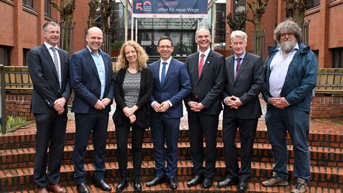 Exzellente Forschung: Der niedersächsische Wissenschaftsminister Falko Mohrs besuchte die Universität Oldenburg an zwei Terminen und informierte sich über die Arbeit der Oldenburger Forschenden der Exzellenzcluster Hearing4All und Ocean Floor sowie der Exzellenzcluster-Initiative NaviSense. Auf dem Foto (v. li.): Prof. Dr. Ralf Grüttemeier, Vizepräsident für Forschung und Transfer, Prof. Dr. Henrik Mouritsen, NaviSense, Prof. Dr. Christiane Thiel, Hearing4All, Falko Mohrs, Prof. Dr. Ralph Bruder, Universitätspräsident, Dr. Marcus Beiner, Wissenschaftsministerium, und Prof. Dr. Helmut Hillebrand, Ocean Floor. Foto: Universität Oldenburg / Daniel Schmidt