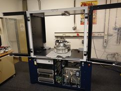 Bruker AXS D8 Venture im Aufbau
