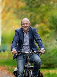 Prof. Dr. Jarl Ivar van der Vlugt (Studiengangsverantwortlicher der Studiengänge Fachbachelor und Fachmaster Chemie) auf dem Weg zur Uni 