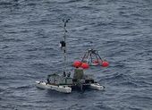 Forschungskatamaran und Driftboje zur CO2-Messung