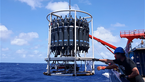 Wasserproben aus verschiedenen Tiefen des Nordatlantiks, gesammelt mit einer CTD-Rosette [Foto: M. Seidel].