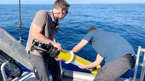 Prof. Dr. Oliver Zielinski und sein Mitarbeiter Dipl.-Ing. Rohan Henkel bringen ein BGC-Argo-Float aus. Floats sind tauchfähige Driftbojen, die Messwerte im Meer erheben und via Satellit an die Wissenschaft funken. [Foto: ICBM].