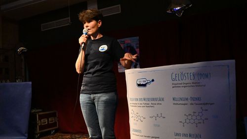 ICBM-Wissenschaftlerin Dr. Jutta Niggemann stellte bei "Hirn vom Hahn" die Getränkekarte der Tiefsee-Bar vor.