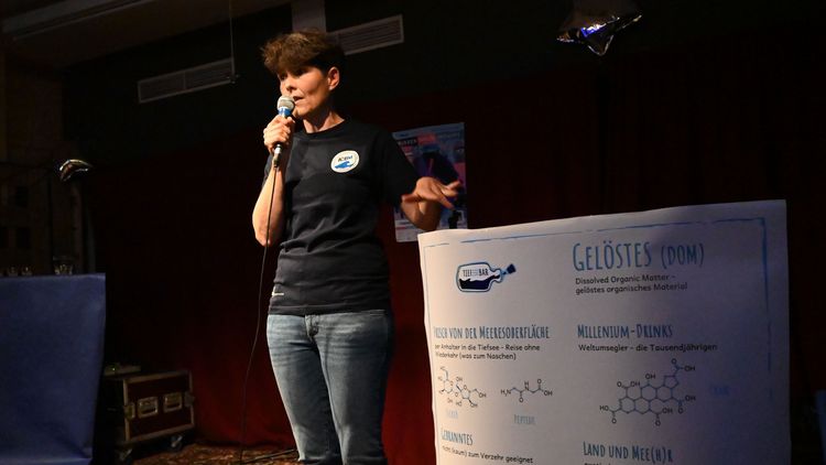 ICBM-Wissenschaftlerin Dr. Jutta Niggemann stellte bei "Hirn vom Hahn" die Getränkekarte der Tiefsee-Bar vor.