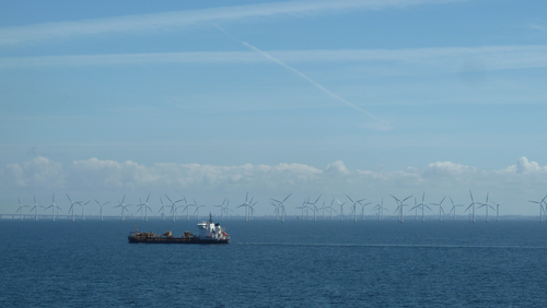 Die Schifffahrt und der Ausbau erneuerbarer Energien sind zwei der vielfältigen menschengemachten Eingriffe, die das Verbundprojekt CREATE in den Blick nimmt - für eine zukünftig nachhaltige Interaktion zwischen Mensch und Meer [Foto: Silke Eilers, Universität Oldenburg].
