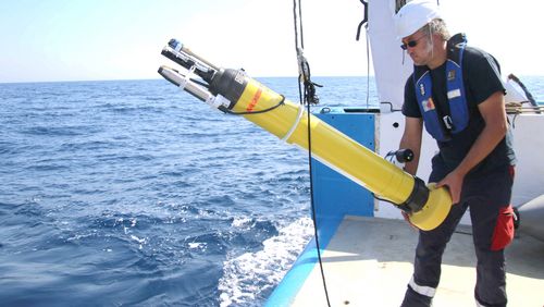 Ein Kollege des projektbeteiligten Laboratoire d'Océanographie in Villefranche-sur-mer (LOV),  Frankreich, beim Aussetzen des RAMSES-bestückten Floats [Foto: LOV].