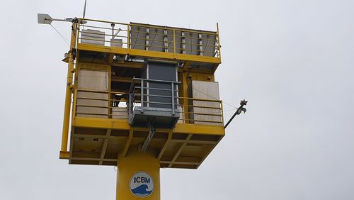 Ein dunkler Schrank auf einem Balkon, so ist der Autosampler zunächst von außen erkennbar [Foto: ICBM].