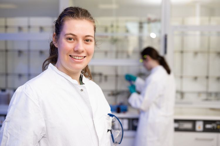 Chemielaborantin Anne Engelke in den Laboren am IfC Chemielaborantin Anne Engelke in den Laboren am IfC