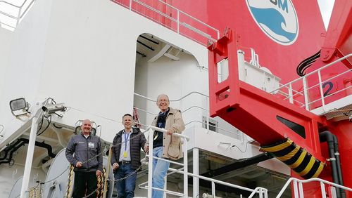 Universitätspräsident Prof. Dr. Dr. Piper an Bord der SONNE. Kapitän Klaus Bergmann (links) und Prof. Dr. Zielinski (Mitte) erläuterten die vielfältigen Möglichkeiten des modernsten deutschen Forschungsschiffes [Foto: A. Poppinga, Universität Oldenburg].