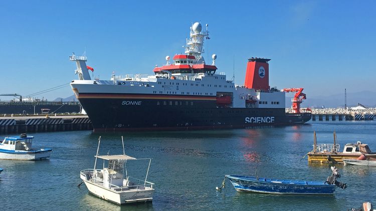 Das Forschungsschiff SONNE im Hafen von Manzanillo, Mexiko, am Ende der Forschungsfahrt 267/2 [Foto: Tom Browning, GEOMAR].