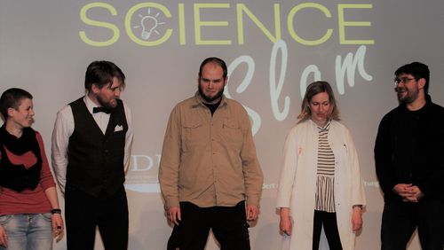 Bei der Preisverleihung (von r.n.l.) Rosanna Schöneich-Argent (ICBM), Bente Majchczack (Nds. Inst. f. hist. Küstenfrschg.), Florian Müller (Inst. f. Vogelf.), Judith Römhild-Raviart (Jade HS), Ruggero Capperucci (Senckenberg)[Foto: S. Riexinger].