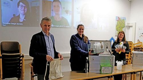 Peter Südbeck, Stefanie Lenz und Hannah Wilting (v.l.) präsentieren die Forscherboxen. Foto: Nationalparkverwaltung