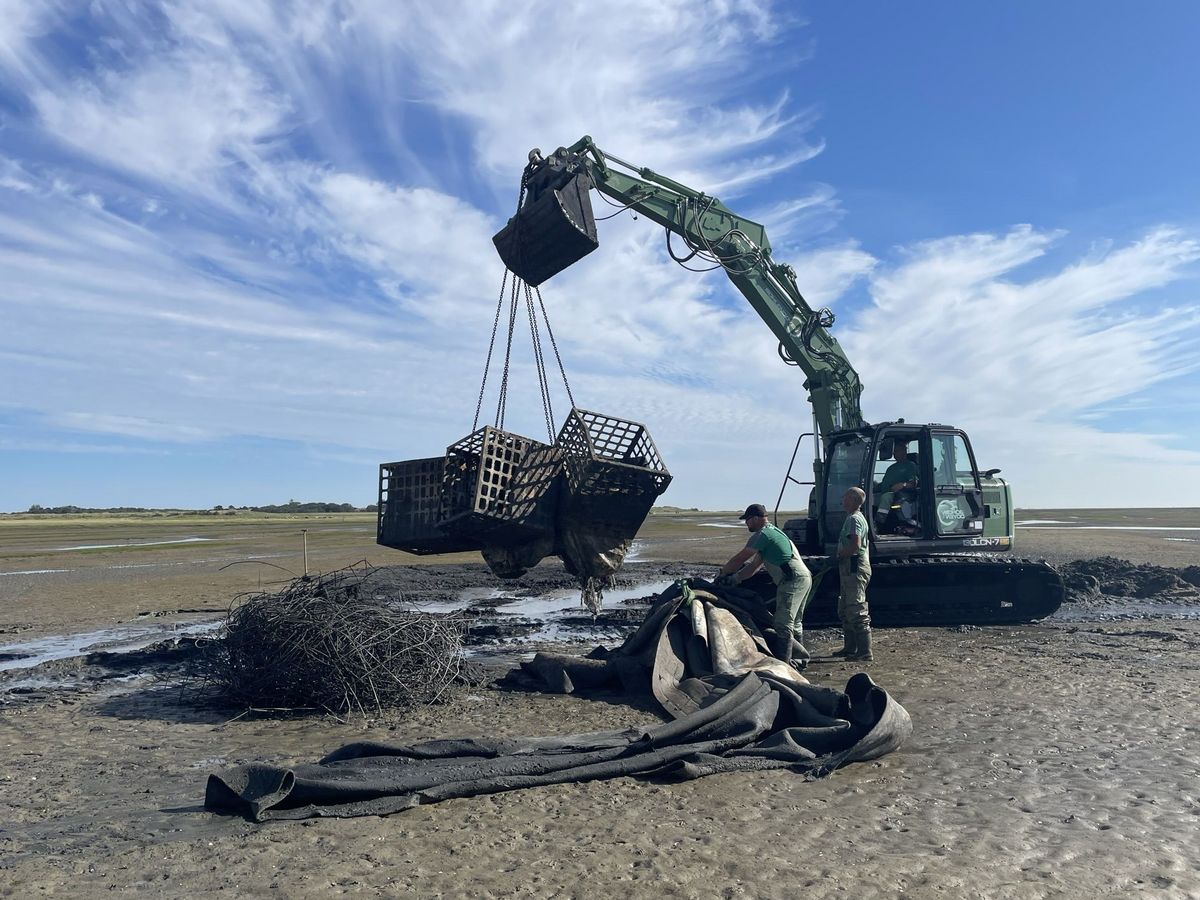 Excavator carrying the island parts