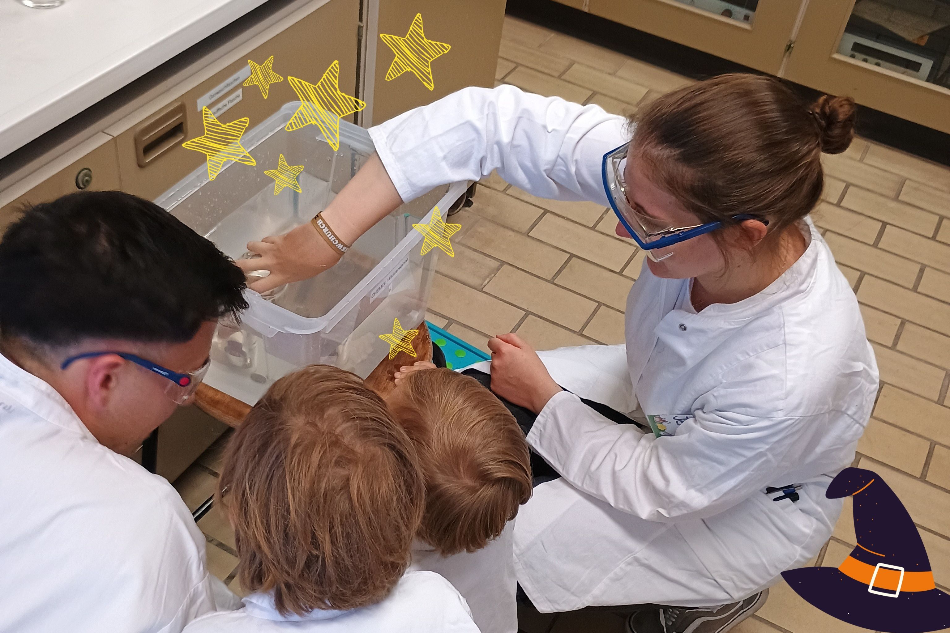 Kindergartenkinder experimentieren in den Laboren des Instituts für Chemie.  Kindergartenkinder experimentieren in den Laboren des Instituts für Chemie.
