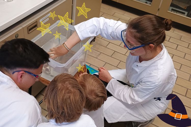 Kindergartenkinder experimentieren in den Laboren des Instituts für Chemie.  Kindergartenkinder experimentieren in den Laboren des Instituts für Chemie.