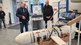 Dr. Badewien erläutert MdL Thümler den aktuellen Konstruktionsstand des Schleppkörpers YDE-Fix, im Hintergrund Lars Meyer-Hagg, an der Entwicklung beteiligter Technischer Mitarbeiter am ICBM [Foto: S. Riexinger].