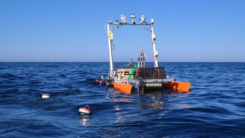 Der neue, autonome Forschungskatamaran des Oldenburger Instituts für Chemie und Biologie des Meeres bei Messungen in der Nordsee Anfang Mai. Im Vordergrund sind zwei Messbojen zu sehen, die passiv mit den Meeresströmungen driften und dabei Daten sammeln [Foto: ICBM/Lisa Gassen].