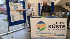 Dr. Helge-Ansgar Giebel beschreibt dem Gast Aspekte des Projekt Gute Küste [Foto: S. Riexinger, ICBM].