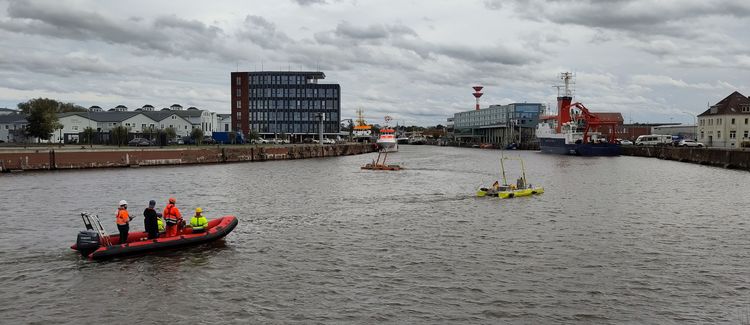 Testing the simultaneous operation of both catamarans HALOBATES and GLAUCUS ATLANTICUS in the port of Bremerhaven from onboard RV Heincke and the work boat. [Photo: Claudia Thölen, ICBM]