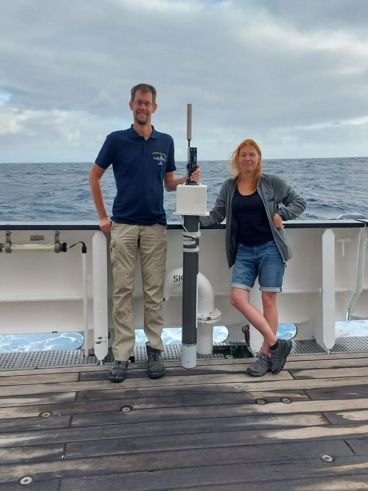 Dr. Jochen Wollschläger und Dipl.-Ing. Daniela Voß vor der Ausbringung eines der fünf Argo-Floats [Foto: Julie Belo]t]