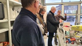 Prof. Dr. Oliver Wurl erläutert MdL Björn Thümler im Beisein von ICBM-Direktor Prof. Dr. Ralf Rabus, stellvertretender Direktorin Prof. Dr. Katharina Pahnke und Dr. Thomas Badewien die Funktionen des am ICBM entwickelten ferngesteuerten Katamarans GLAUCUS [Foto: S. Riexinger, ICBM].