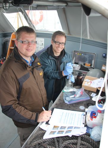 Studenten der Jade Hochschule bereiten Biodiversitäts-Proben vor.