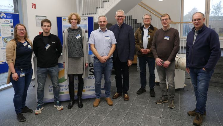 The guest, representatives of the ICBM Board of Directors and the presented projects (from left): Claudia Thölen (Gute Küste), Lars Meyer-Hagg (MATE), Prof. Dr. Katharina Pahnke (Deputy Director ICBM), Dr. Helge-Ansgar Giebel (Gute Küste), Dr Björn Thümler (Member of the Lower Saxony Parliament), Prof. Dr Ralf Rabus (Director ICBM), Prof. Dr Oliver Wurl (BASS, MATE), Dr Thomas Badewien (ZfMarS, MATE)[Photo: S.Riexinger].